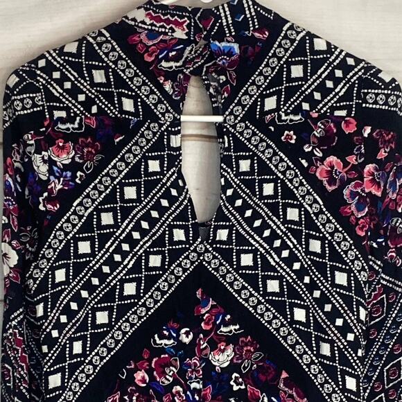 EXPRESS Black Keyhole Front Back Floral Geo Print Shift Dress Size XXS - Picture 5 of 7